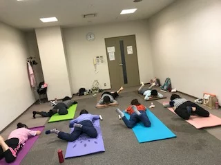 横須賀ハッピーヨガ池上でのレッスン風景