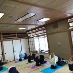 横須賀エンジョイヨガ汐入のレッスン風景