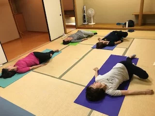 横須賀スッキリヨガ午後クラスのレッスン風景