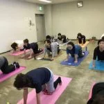 横須賀エンジョイヨガ汐入のレッスン風景