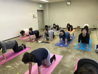 横須賀エンジョイヨガ汐入のレッスン風景