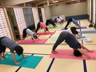 横須賀ナイトヨガ大津のレッスン風景