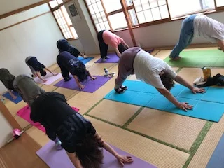 横須賀エンジョイヨガ深田台のレッスン風景
