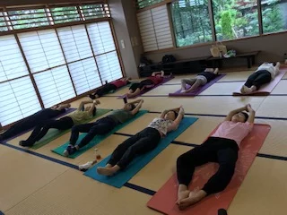 横須賀ハッピーヨガ池上のレッスン風景