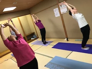 横須賀スッキリヨガ午後クラスのレッスン風景