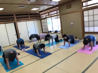 横須賀エンジョイヨガ汐入のレッスン風景