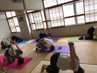 横須賀エンジョイヨガ深田台でのレッスン風景