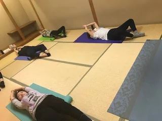 横須賀スッキリヨガ午後クラスのレッスン風景
