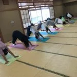 横須賀エンジョイヨガ汐入のレッスン風景