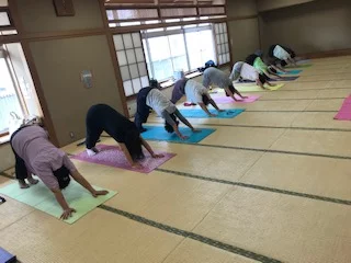 横須賀エンジョイヨガ汐入のレッスン風景