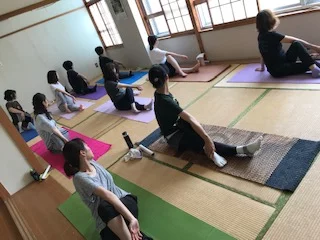 横須賀エンジョイヨガ深田台のレッスン風景