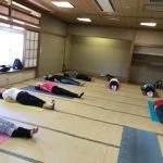 横須賀エンジョイヨガ汐入のレッスン風景
