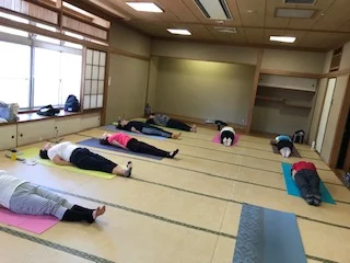 横須賀エンジョイヨガ汐入のレッスン風景