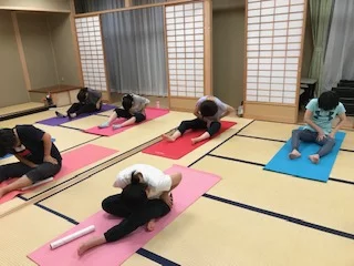 横須賀ナイトヨガ大津のレッスン風景
