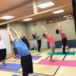 横須賀ナイトヨガ大津のレッスン風景