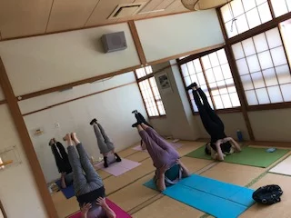 横須賀エンジョイヨガ深田台のレッスン風景
