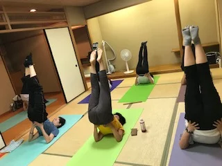 横須賀ハッピーヨガ午後クラスのレッスン風景