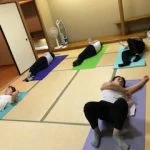 横須賀スッキリヨガ午後クラスのレッスン風景