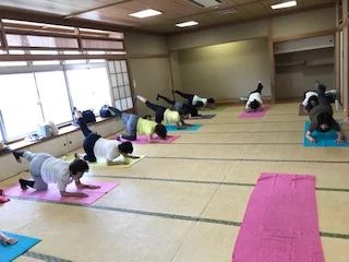 横須賀エンジョイヨガ汐入のレッスン風景