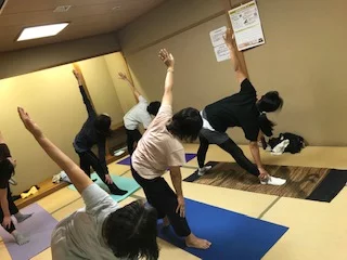 横須賀スッキリヨガ午後クラスのレッスン風景
