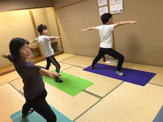 横須賀スッキリヨガ午後クラスのレッスン風景