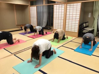 横須賀ナイトヨガ大津のレッスン風景