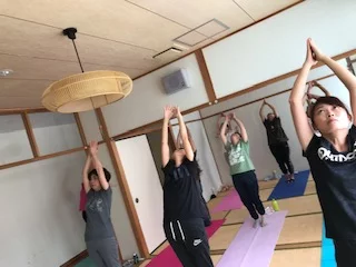横須賀エンジョイヨガ深田台のレッスン風景
