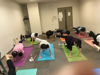 横須賀ハッピーヨガ池上のレッスン風景