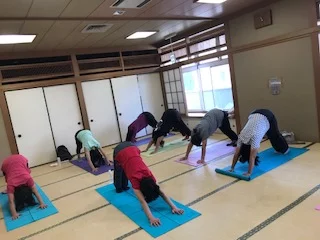 横須賀エンジョイヨガ汐入のレッスン風景