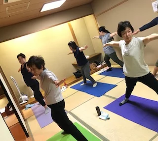 横須賀スッキリヨガ午後クラスのレッスン風景