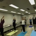 横須賀エンジョイヨガ汐入のレッスン風景