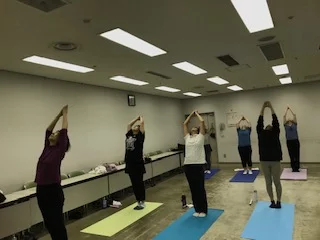 横須賀エンジョイヨガ汐入のレッスン風景