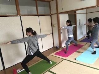 横須賀エンジョイヨガ深田台のレッスン風景