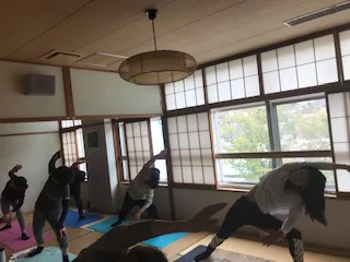 横須賀エンジョイヨガ深田台のレッスン風景