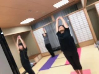 横須賀ナイトヨガ大津のレッスン風景