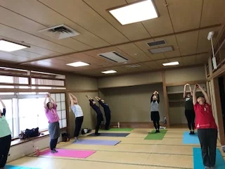 横須賀エンジョイヨガ汐入のレッスン風景