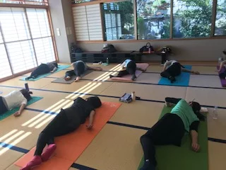 横須賀ハッピーヨガ池上のレッスン風景
