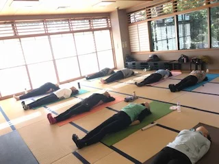 横須賀ハッピーヨガ池上のレッスン風景