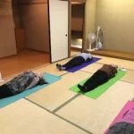 横須賀スッキリヨガ午後クラスのレッスン風景