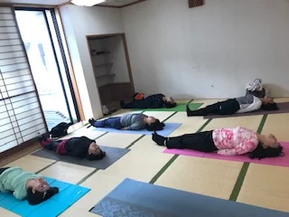 横須賀エンジョイヨガ汐入のレッスン風景