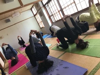 横須賀エンジョイヨガ深田台のレッスン風景