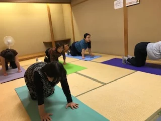 横須賀スッキリヨガ午後クラスのレッスン風景