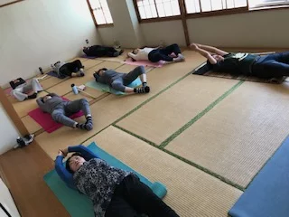 横須賀エンジョイヨガ深田台のレッスン風景