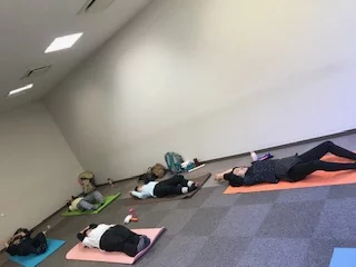 横須賀ハッピーヨガ池上のレッスン風景