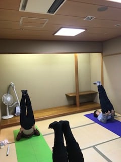 横須賀スッキリヨガ午後クラスのレッスン風景