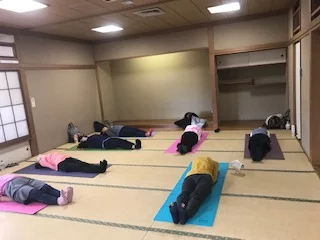 横須賀エンジョイヨガ汐入のレッスン風景