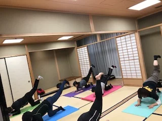 横須賀ナイトヨガ大津のレッスン風景