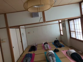 横須賀エンジョイヨガ深田台のレッスン風景