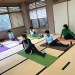 横須賀ハッピーヨガ池上でのレッスン風景