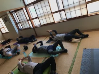 横須賀エンジョイヨガ深田台のレッスン風景